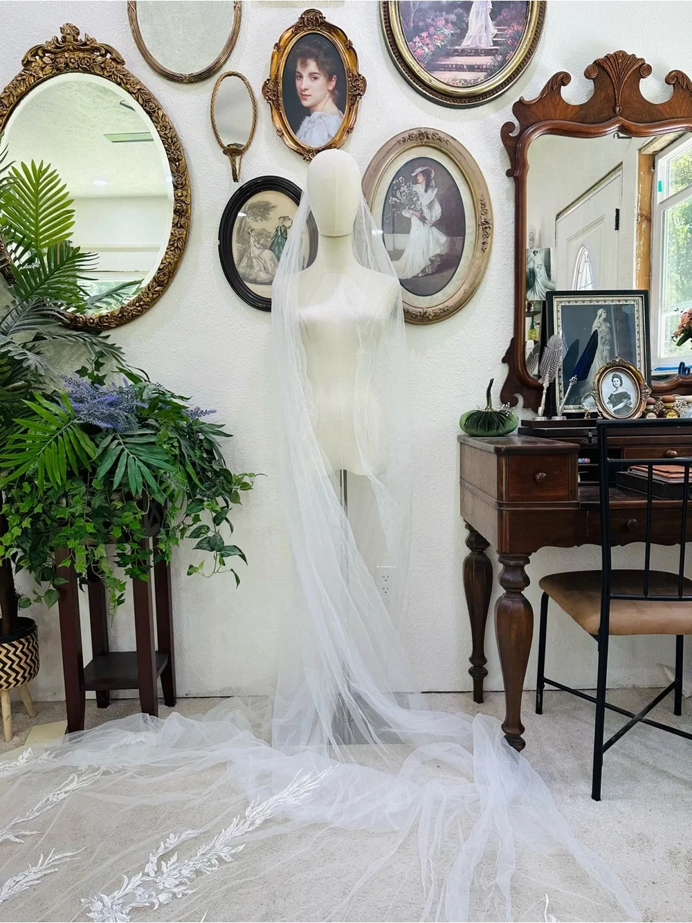 Elegant Long Bridal Veil in White - Classic Sheer Tulle